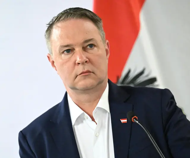 Vizekanzler Andreas Babler (SPÖ) kündigt an, nach dem überraschenden Förder-Aus alle Möglichkeiten zum Erhalt von ZARA zu prüfen. | Foto: APA-Images / APA / HELMUT FOHRINGER