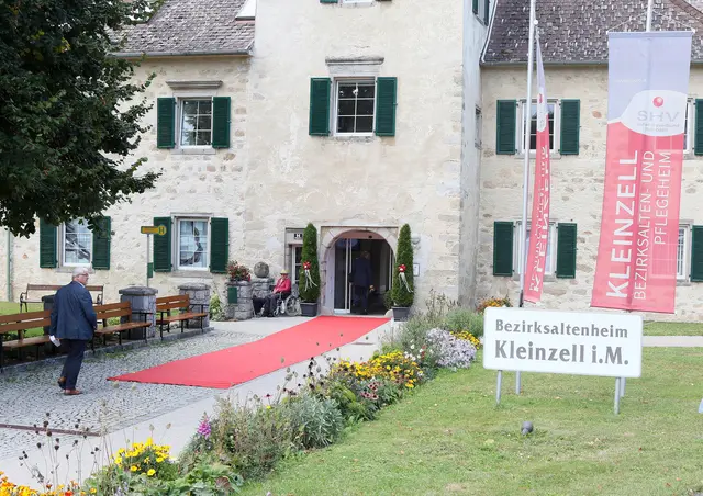Qualität und Entwicklung mit Weitblick: Als erstes Alten- und Pflegeheim in Oberösterreich erhält Kleinzell das "Weitblick Basic"-Zertifkat.   | Foto: gawe