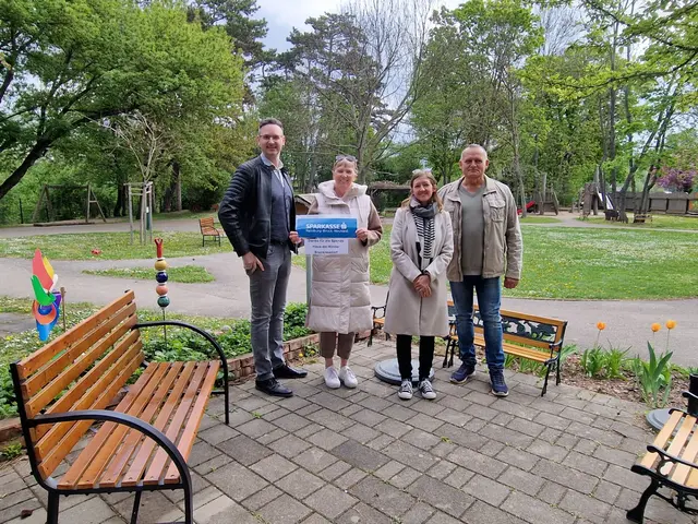 (v.l.) Filialleiter d. Sparkasse Bruck Christoph Kettner, Kindergartenleiterin Anita Bodor, Verena Ettl-Weber und Bürgermeister der Großgemeinde Bruckneudorf Gerhard Dreiszker | Foto: Haus der Kinder Bruckneudorf
