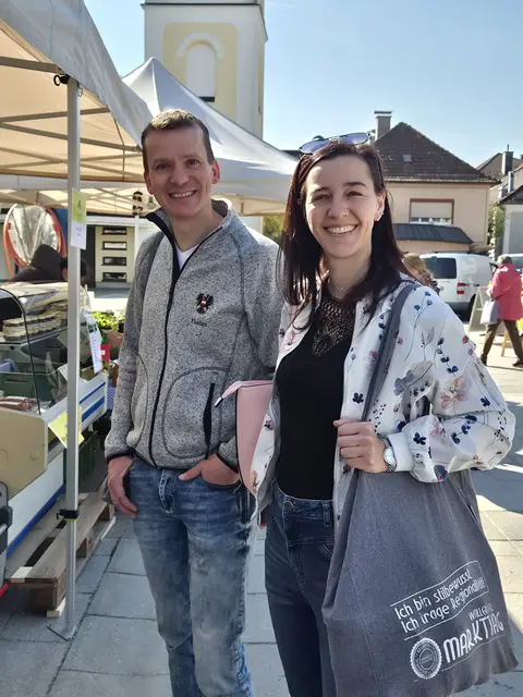 Vizebürgermeister Florian Eigelsberger und seine Frau Daniela nutzen den Markttag um regionale Produkte zu erwerben. | Foto: Marktgemeinde Wallern/Tr.