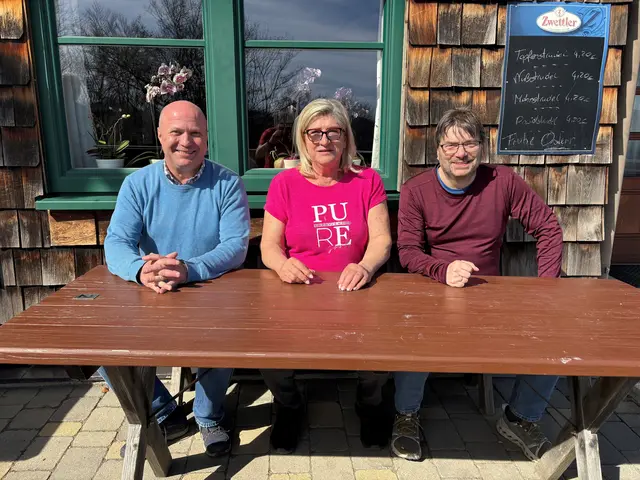 Georg Lintner, Bärbel Riegler und KommR Christian Klug (v. l.) bei ihrem Besuch auf der Kaiserkogelhütte. | Foto: ÖTK Eschenau