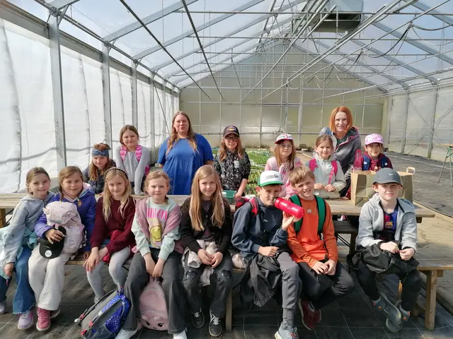 Die Mädchen und Buben der Volksschule St. Ulrich waren in der Naturgärtnerei Wedenig. Gemeinsam wurden Tomaten gepflanzt.  | Foto: VS St. Ulrich