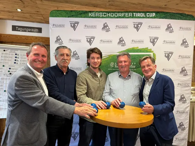 TFV Vizepräsident Adi Stystny, 15-fache Nationalspieler Werner Kriess, Gregor Reinpold von der Marketing-Abteilung der Tiroler Tageszeitung, Cup-Hauptsponsor KR Hannes Kerschdorfer und TFV-Präsident Sepp Geisler. | Foto: TFV