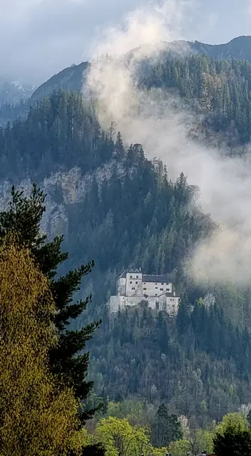 ...um Schloß Lichtenberg (in S-Form)