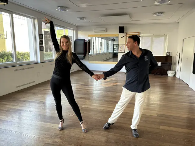 Für Claudia Furtner und Edwin Lasso-Torres ist Salsa-Tanzen pure Lebensfreude. Diese Freude am Tanzen wollen sie auch anderen vermitteln. Die beiden führen das Salsa Studio und führten den Salsa-Kurs im Rahmen der Bewegten Stadt durch.  | Foto: Lisa Gold