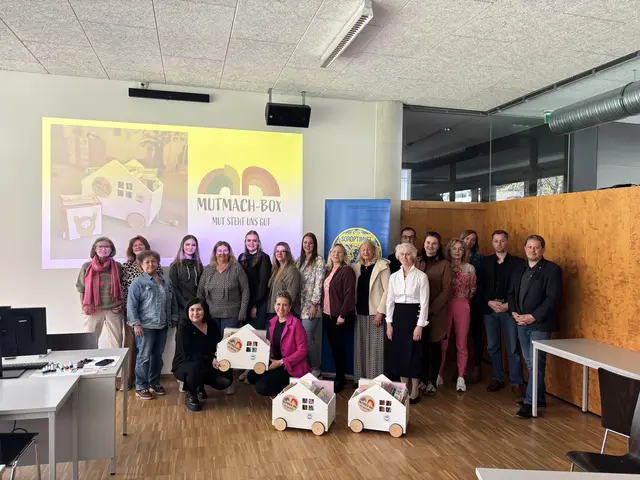 Acht weitere Boxen wurden übergeben.  | Foto: Barbara Fluckinger