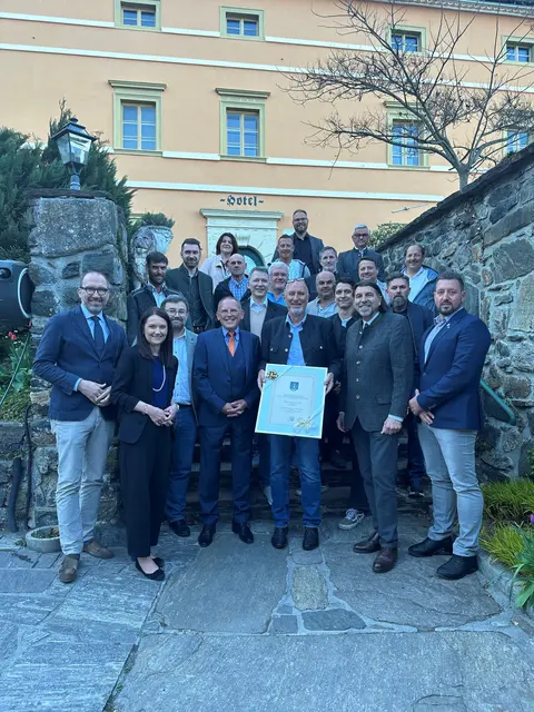 Bei einer Ehrungsfeier im Burg-Restaurant Deutschlandsberg erhielt das Team des Bauunternehmens Pfleger offiziell das Deutschlandsberger Stadtwappen verliehen. | Foto: Pfleger Bau