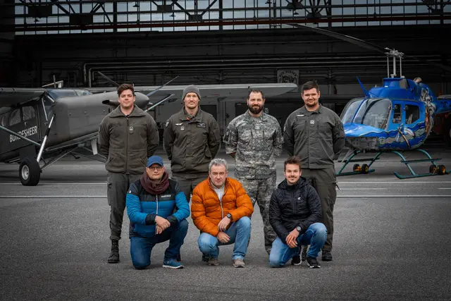 Ein Bild während der Ausbildung zum Militärluftfahrzeugwart I. Klasse: Lehrgangskommandant Michael Freiberger (vorne links) mit seinen Schülern.
