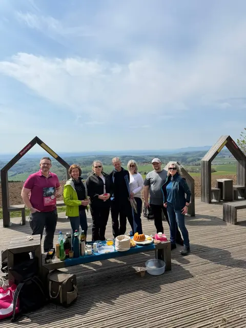 Nach der Wanderung gab es eine gemeinsame Stärkung. | Foto: NEOS