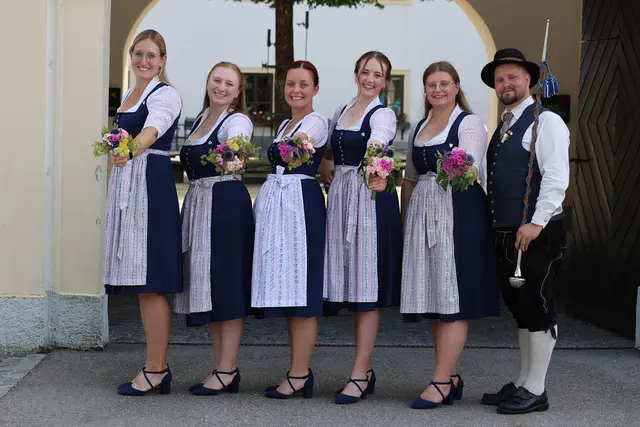 Musikalische Muttertagsmesse und neue Trachtenjacke