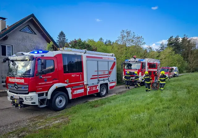 Die Feuerwehrleute brachten das Brandgut vom Keller ins Freie. | Foto: FF Mooskirchen