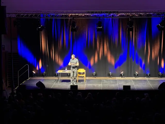 Alex Kristan füllte mit „50 Shades of Schmäh“ die Sporthalle Horn bis auf den letzten Platz. | Foto: Bernhard Schabauer