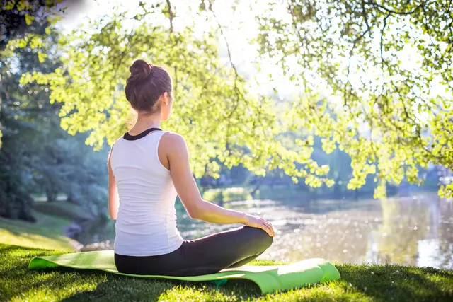 Meditation als kleiner Rückzugsort im Alltag: ein Augenblick, der Müttern Raum zum Durchatmen schenkt. | Foto: Smarterpix/lko-images