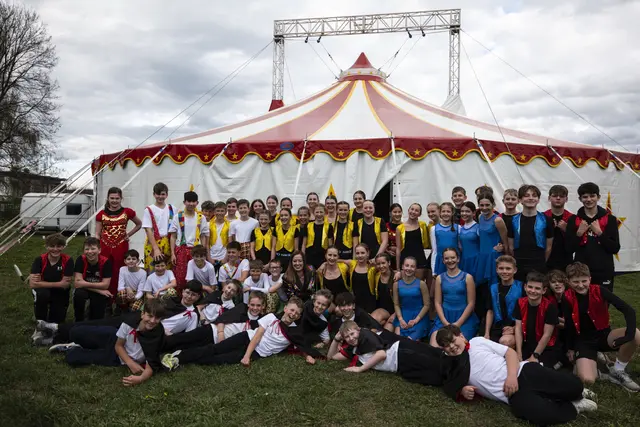 Glückliche Gesichter: Die Projektwoche mit dem Zirkus Mooncat sorgte für ein spannendes Programm abseits des Schulalltags.  | Foto: BG/BRG Knittelfeld/Wolfgang Url/Lisa Traußnigg
