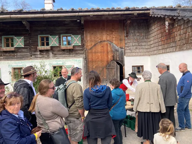 Bei der Weißwurstausgabe | Foto: Bernd Huber