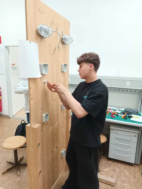 Technisches Verständnis und systematisches Arbeiten waren im Fachbereich Elektro gefragt. | Foto: PTS Mistelbach