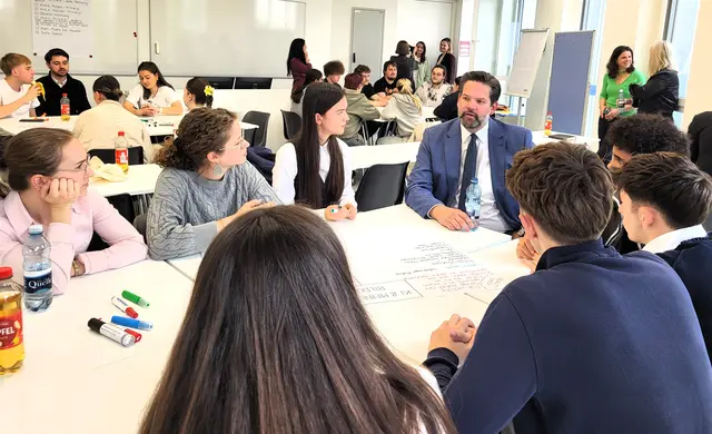 In Arbeitsgruppen teils im Gespräch mit Mandl erörterten die Studierenden Sichtweisen und Inhalte. | Foto: Büro Lukas Mandl