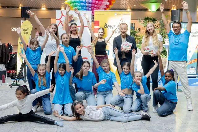 Bürgermeister Bernhard Auinger machte sich selbst ein Bild (am Foto mit Julia Zweimüller (rechts) von der Bewegten Stadt und den Tanzprofis des Salsa Studios Salzburg und tanzeifrigen Kids) | Foto: Stadt Salzburg/Wildbild