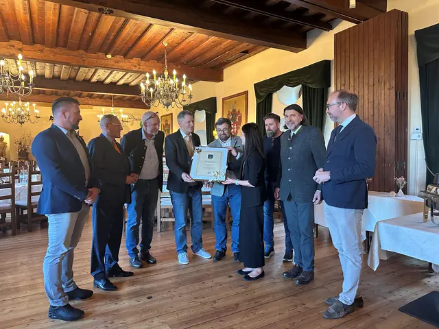 Im feierlichen Rahmen efolgte die Urkundenverleihung durch Vertreterinnen und Vertreter der Stadtgemeinde Deutschlandsberg. | Foto: Pfleger Bau