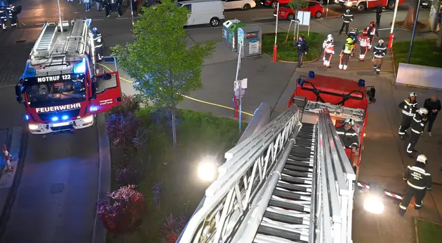 Ein Atemschutztrupp brachte den Wohnungsinhaber, der noch eigene Löschversuche unternommen hatte, sowie vier weitere Personen in Sicherheit. | Foto: Stadt Wien | Feuerwehr