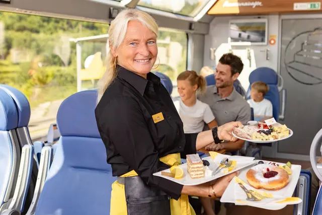 Service im Panoramawagen | Foto: NOEVOG_Schwarz-Koenig