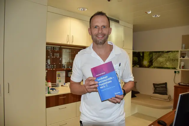 Der am Landesklinikum Scheibbs tätige Primar Daniel Haubenberger präsentiert sein erstes Fachbuch "Gynäkologie und Geburtshilfe von A-Z". | Foto: Landesklinikum Scheibbs