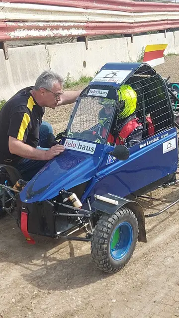Vater Thomas Lessiak ist bei allen Rennen dabei.  | Foto: Privat