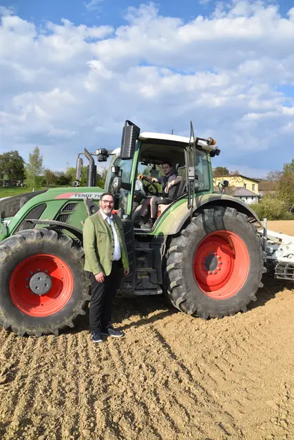 Hohe Spritpreise setzen Bauern unter Druck: Franz Rafetzeder und Jakob Karner aus Wechling können ein "Lied davon singen". | Foto: Roland Mayr/MeinBezirk Scheibbs