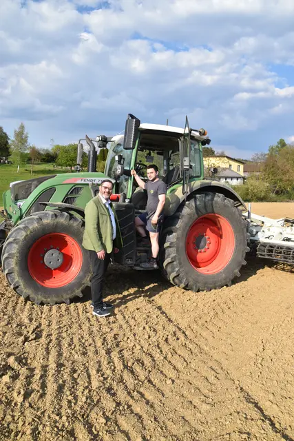 Hohe Spritpreise setzen Bauern unter Druck: Franz Rafetzeder und Jakob Karner aus Wechling können ein "Lied davon singen". | Foto: Roland Mayr/MeinBezirk Scheibbs