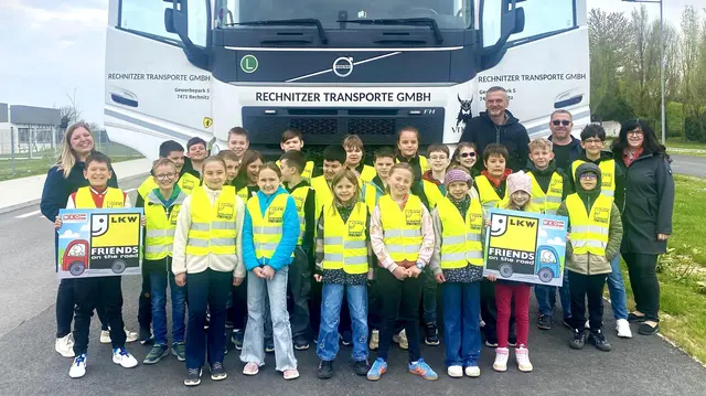 Die Klassenlehrerinnen Stefanie Radakovits und Heidemarie Marlovits, Disponent Rene Unger und LKW-Fahrer Norbert Talasz mit den Kindern der 3. und 4. Klasse der Volksschule Dürnbach | Foto: WKB