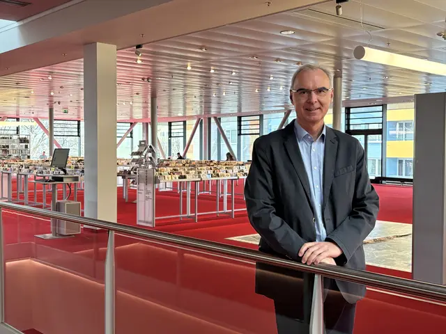 Helmut Windiger ist Leiter der Stadtbibliothek Salzburg.  | Foto: Lisa Gold