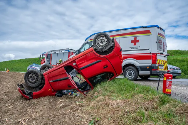Der Wagen überquerte die gesamte Fahrbahn und kam schließlich auf der linken Seite in einem angrenzenden Feld am Dach zum Liegen.  | Foto: Team fotokerschi