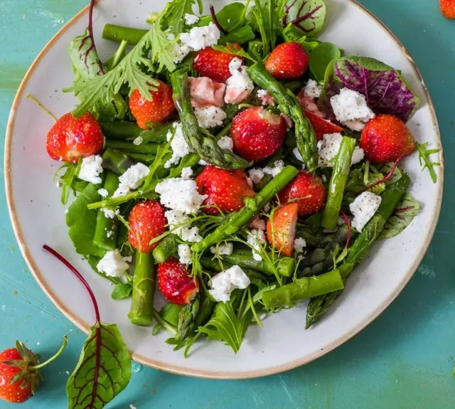 Der grüne Spargel eignet sich auch als Salat. Er harmoniert perfekt mit Erdbeeren.  | Foto: Lydia Reiter