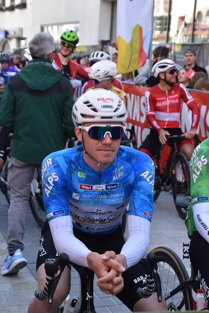 Natürlich auch mit dabei: der Rietzer Emanuel Zangerle (Team Vorarlberg). Er dominierte das Feld bei Etappe 1, ehe er sich fünf Kilometer vor dem Ziel dem heranrasenden Feld geschlagen geben musste. Für ihn blieb die Genugtuung, das blaue Gruppo-Cassa-Centrale-Bergtrikot sowie das eVISO-Giro-Trikot des kämpferischsten Fahrers zu tragen.  | Foto: © Georg Larcher / MeinBezirk.at