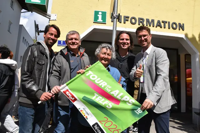 Buntes Feld: Telfer Politiker rad-begeistert beim Start der 2. Etappe der Tour of the Alps (v.l.): GV Christoph Walch (Grüne), GR Michael Ebenbichler (FPÖ), GV Silvia Schaller, GV Alexander Schatz und Bgm. Christian Härting (alle WFT). | Foto: © Georg Larcher / MeinBezirk.at