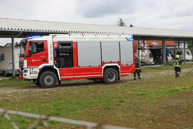 Gefahr ging von einer Propangasflasche in einem Wohnwagen in Weißkirchen aus, aus dem der Inhalt entwich. | Foto: laumat.at
