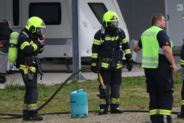 Gefahr ging von einer Propangasflasche in einem Wohnwagen in Weißkirchen aus, aus dem der Inhalt entwich. | Foto: laumat.at