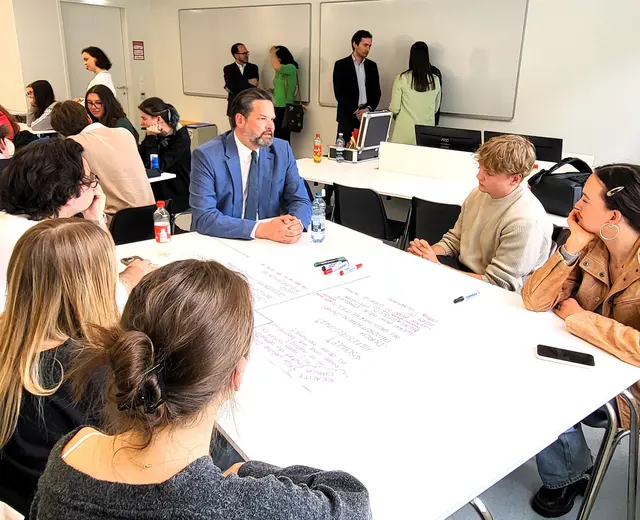 Der Europaabgeordnete Lukas Mandl im Gespräch mit Studierenden der FH Wiener Neustadt. | Foto: Büro Lukas Mandl
