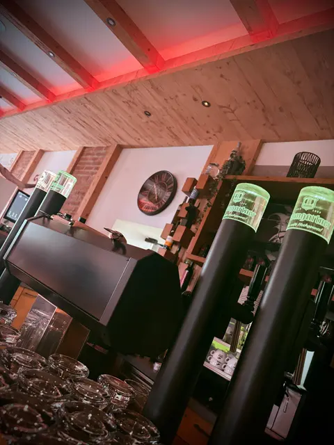 Was Reservierungen beim "obanWiacht" in Lambrechten betrifft, werden diese per WhatsApp unter der Nummer 0676/9241845 entgegengenommen.  | Foto: Patrick Greiner