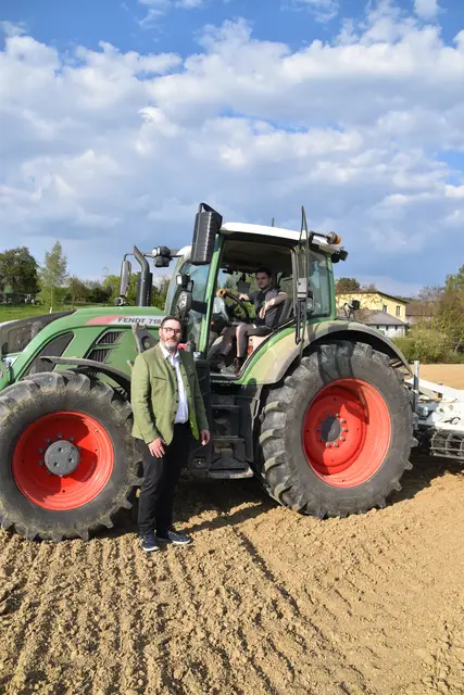 Hohe Spritpreise setzen Bauern unter Druck: Franz Rafetzeder und Jakob Karner aus Wechling können ein "Lied davon singen". | Foto: Roland Mayr/MeinBezirk Scheibbs