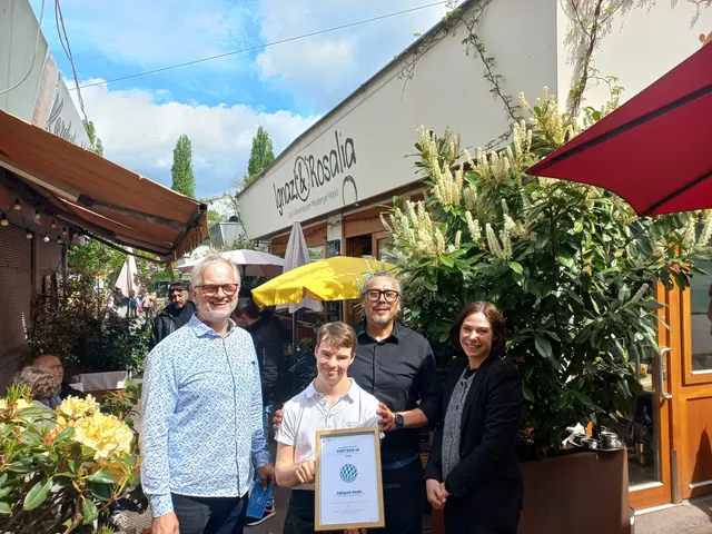 Die Hüftgold Marktkonditorei wurde von Jugend am Werk als "Ausgezeichneter Partner 2026" ausgezeichnet. Am Foto (v.l.): Mark Ruiz Hellin (Hüftgold), Matthias Porak, Christian Echeverria (Ignaz &amp; Rosalia), Claudia Edlinger (Jugend am Werk) | Foto: Hüftgold