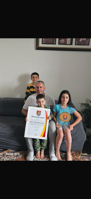 Jafar Patsnameh zeigt sich mit seinen Kindern stolz über die Auszeichnungen, die er bekommen hat. | Foto: Patsnameh
