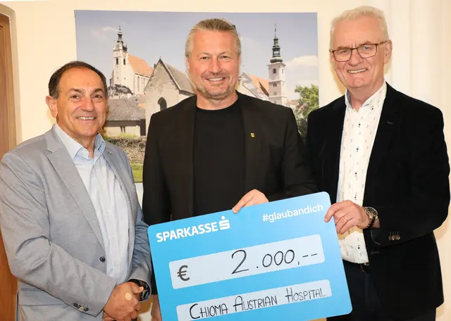 Auch die Stadt Krems unterstützt den Spitalsbau in Nigeria. Bürgermeister Peter Molnar überreichte einen symbolischen Spendenscheck über 2.000 Euro an Projektleiter und Obmann-Stellvertreter Günther Schwaiger (r.) sowie an Projektleiter-Stellvertreter und Schriftführer Manfred Rohrböck (l.) | Foto: Stadt Krems