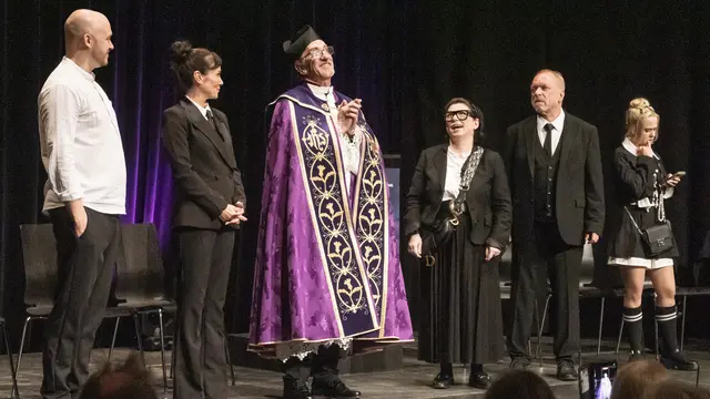 Die bissige Theater-Komödie „Kalter weißer Mann“ begeisterte in Kottingbrunn