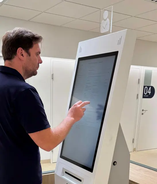 Bald kann man mittels Self-Check-In das "Stecken" der E-Card und das Ausfüllen von Fragebögen erledigen.  | Foto: Luca Arztmann/MeinBezirk