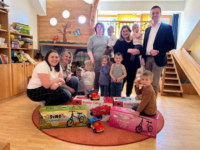 Die Kinder freuen sich über die neuen Spielsachen der Alberndorfer Volkspartei. | Foto: Alberndorfer Volkspartei