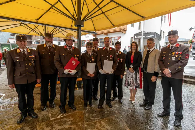 Für langjährige Verdienste wurden Jacqueline Eberl (Verdienstzeichen in Gold), Alexander Wurm (Bronze) und Alexander Tausch (3. Stufe) ausgezeichnet. | Foto: FF Stumm