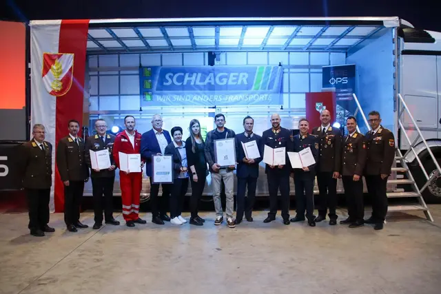 Ehrungen Bezirkshauptmann, Firmenvertreter und Blaulicht-Vertreter | Foto: BFK Perg