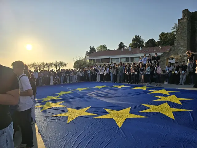 Die Schüler und Schülerinnen der European Parliament Ambassador Schools (EPAS) die Kulisse am Meer für intensive Debatten und interkulturellen Austausch.
 | Foto: BHAK Eisenerz