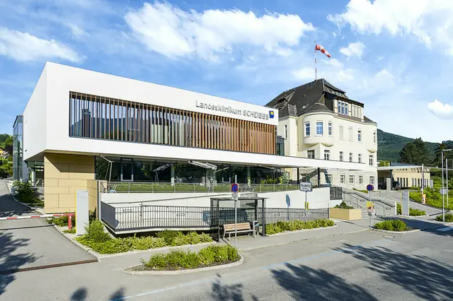 Der am Landesklinikum Scheibbs tätige Primar Daniel Haubenberger präsentiert sein erstes Fachbuch "Gynäkologie und Geburtshilfe von A-Z". | Foto: Landesklinikum Scheibbs